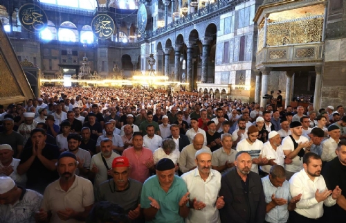 90 bin camide şehit Heniye için salalar okundu gıyabi cenaze namazı kılındı