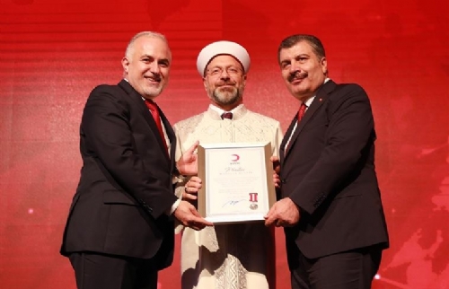 Diyanet İşleri Başkanı Prof. Dr. Ali Erbaş, Kızılay Bağışçıları Madalya Töreni’nde TDV Adına Ödül Aldı