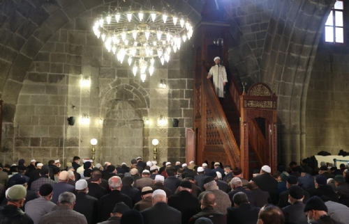 Diyanet İşleri Başkanı Erbaş, Erzurum Ulu Camii’nde hutbe irad etti