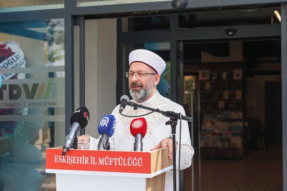 TDV Kitabevi ile ESOGÜ Diyanet Genç Ofis dualarla açıldı