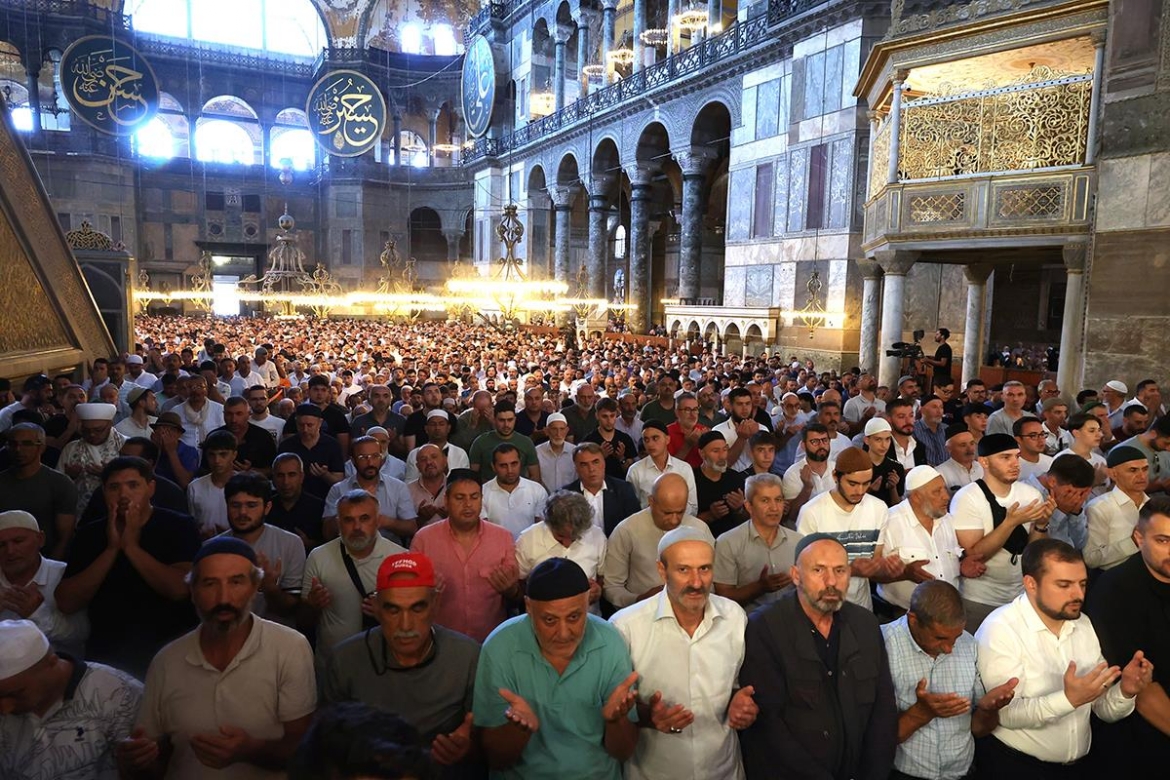 90 bin camide şehit Heniye için salalar okundu gıyabi cenaze namazı kılındı