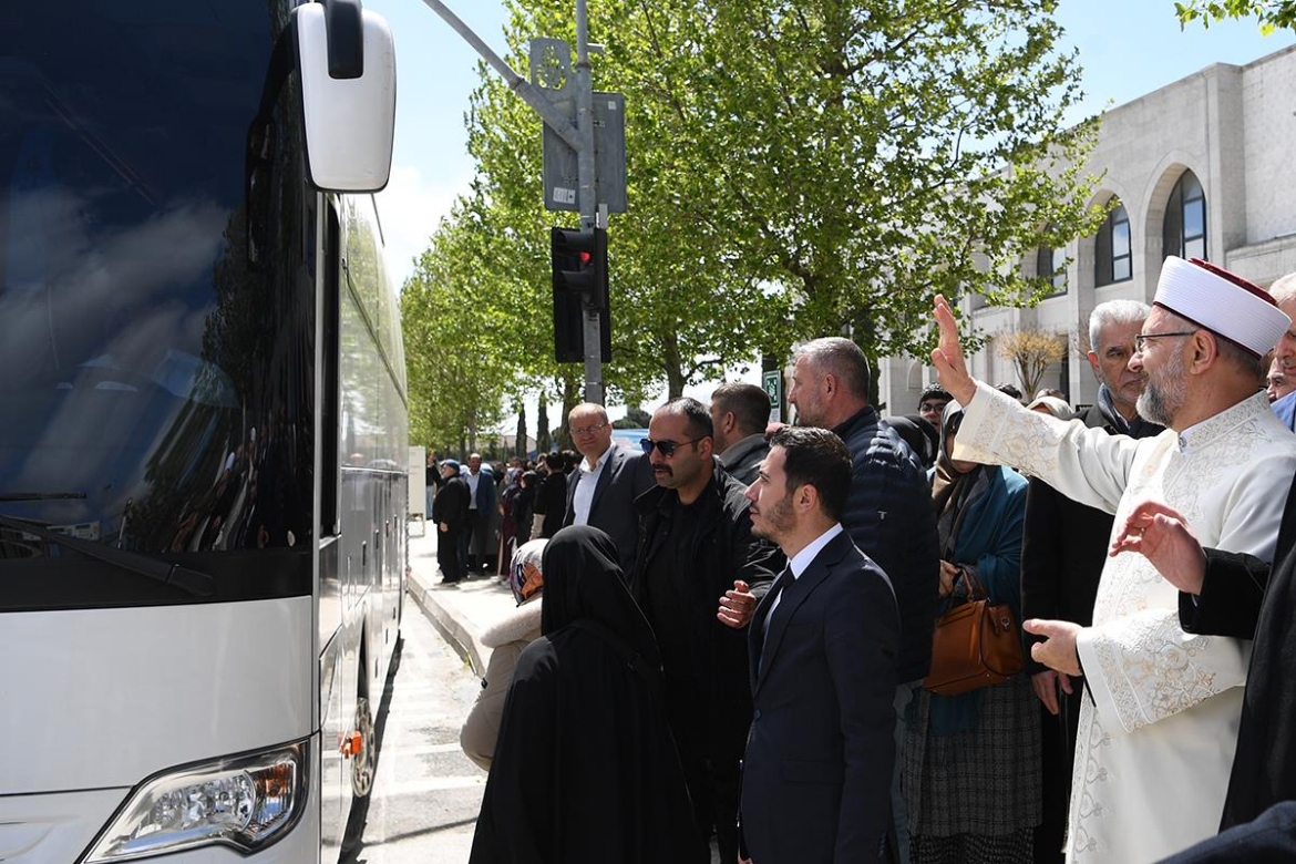 İstanbul’dan İlk hac kafilesi dualarla uğurlandı