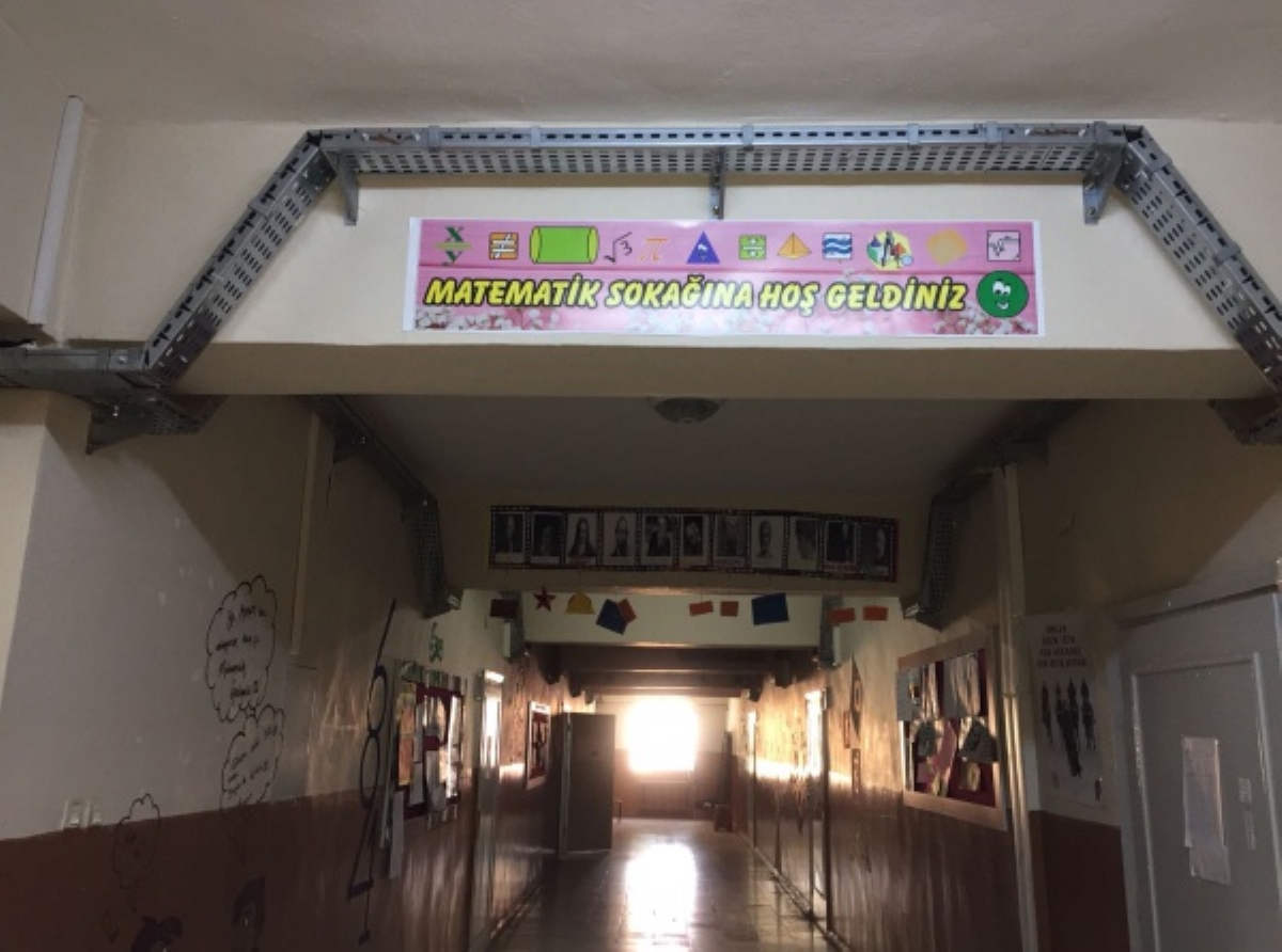 Lise Koridorunda Matematik Sokağı