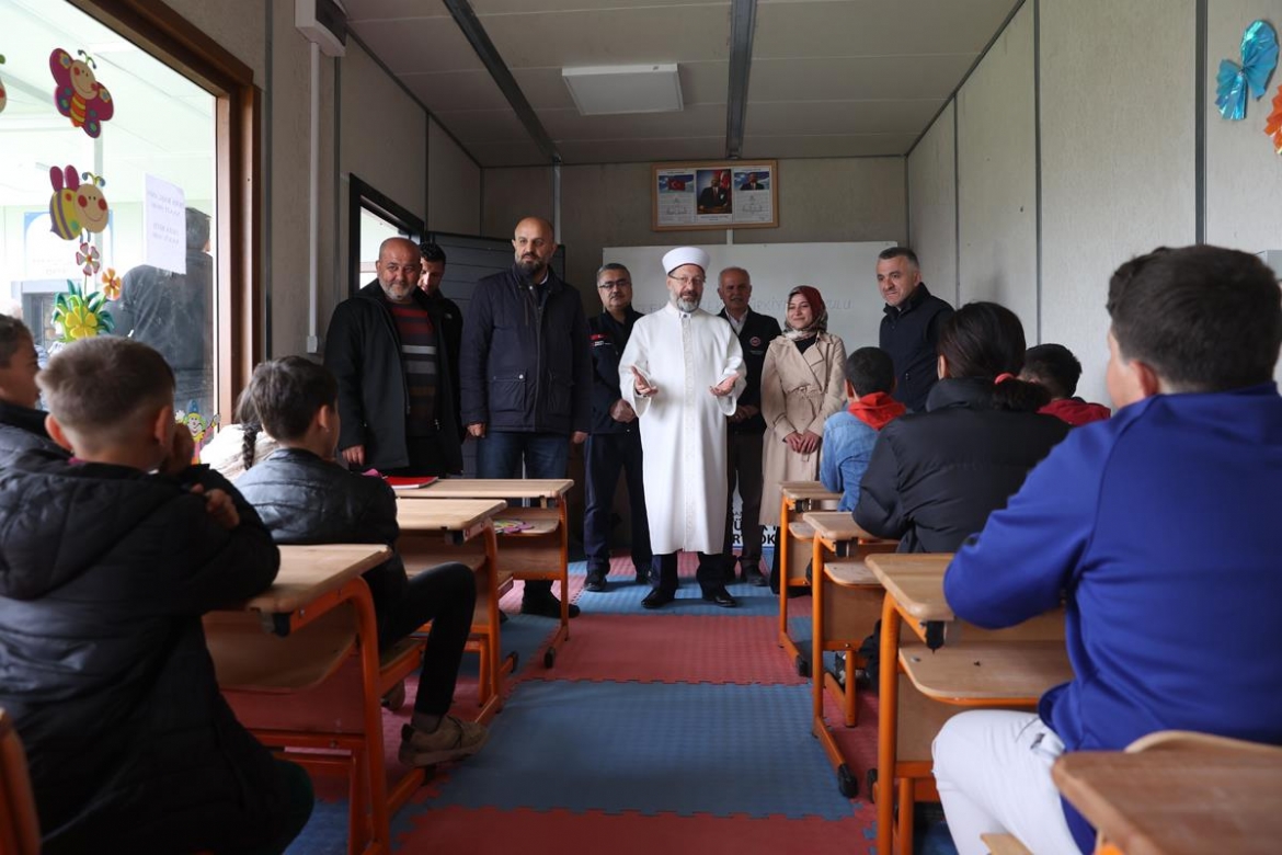 Diyanet İşleri Başkanı Erbaş, Nurdağı’nda konteyner kenti ziyaret etti