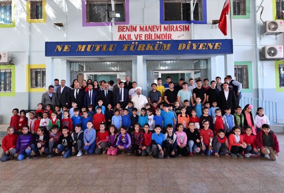 Diyanet İşleri Başkanı Prof. Dr. Ali Erbaş, Riyad Uluslararası Türk Okulunu Ziyaret Etti