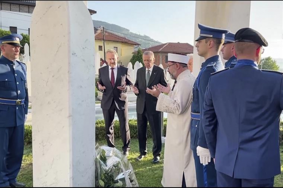Cumhurbaşkanı Erdoğan, İzzetbegoviç’in kabrini ziyaret etti